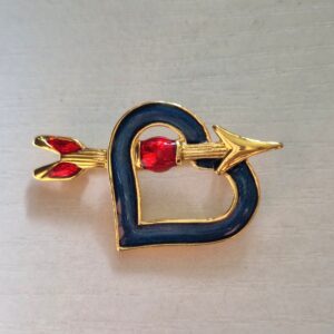 Vintage Enamel Heart Pin: A timeless and elegant accessory