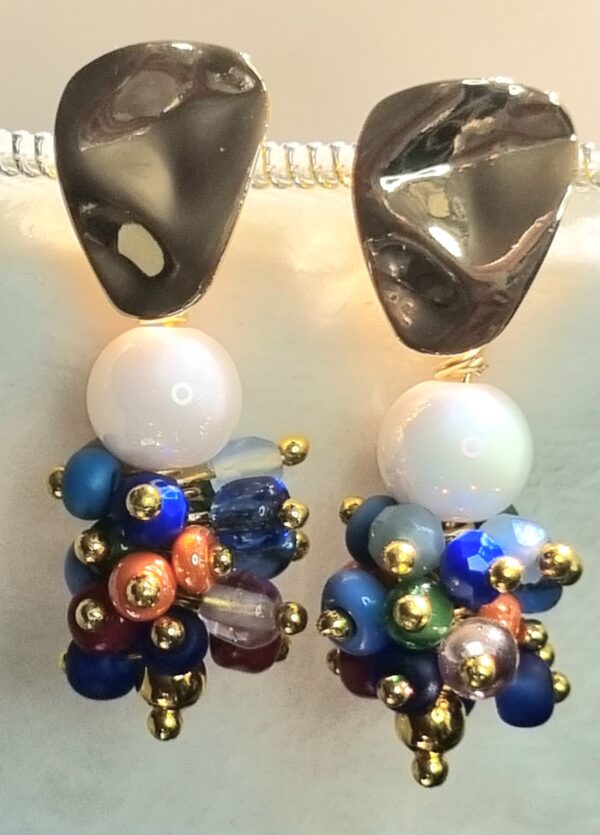 8mm White glass bead with mix 4mm cluster beads 18 gold plated stud