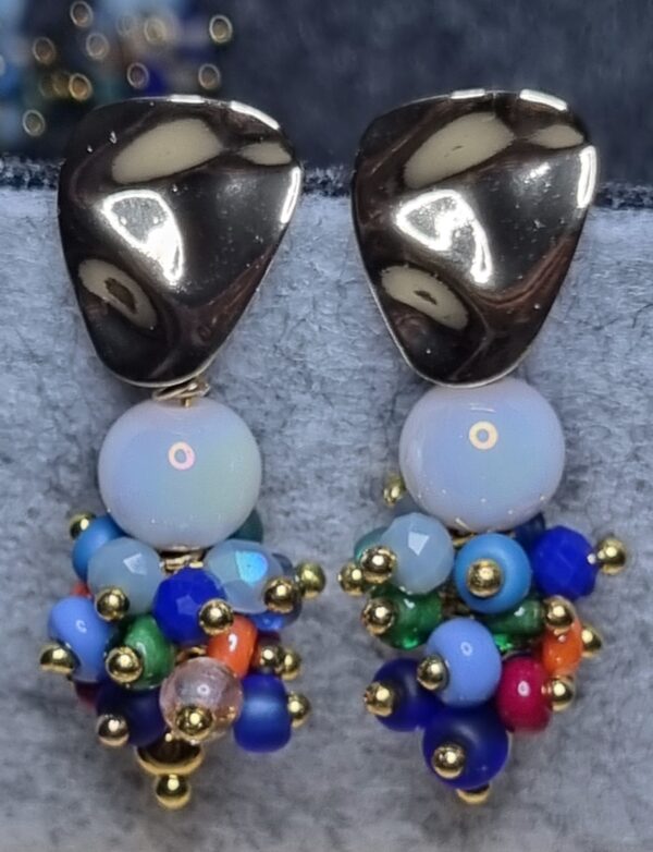 8mm White glass bead with mix 4mm cluster beads 18 gold plated stud
