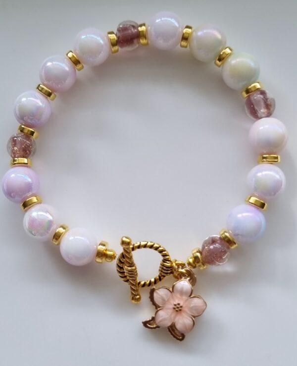 Beaded pearl female bracelet with flower and sea star enamel charm
